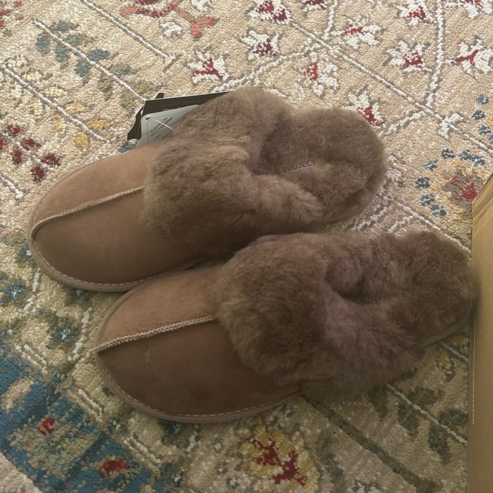 project cloud brand slippers new in box sz 10